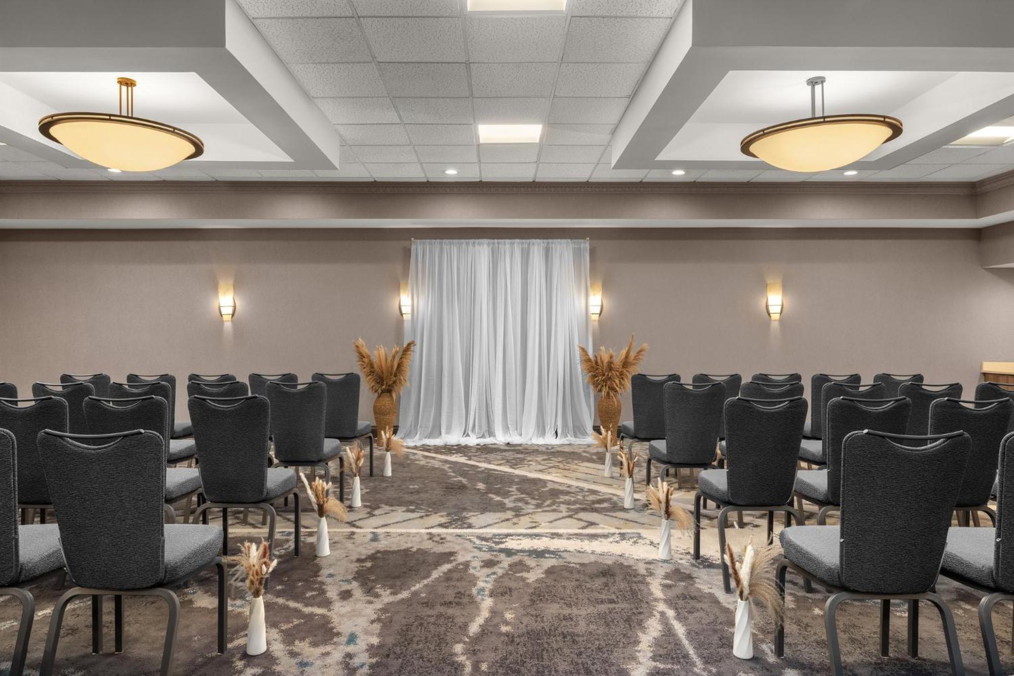 Holiday Inn Dubuque/Galena By Ihg Exterior foto
